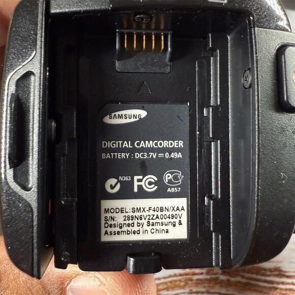 Samsung Compact Camcorder 65x Zoom Flip-Out Screen – w/ Battery & Charger Used - Picture 7 of 7